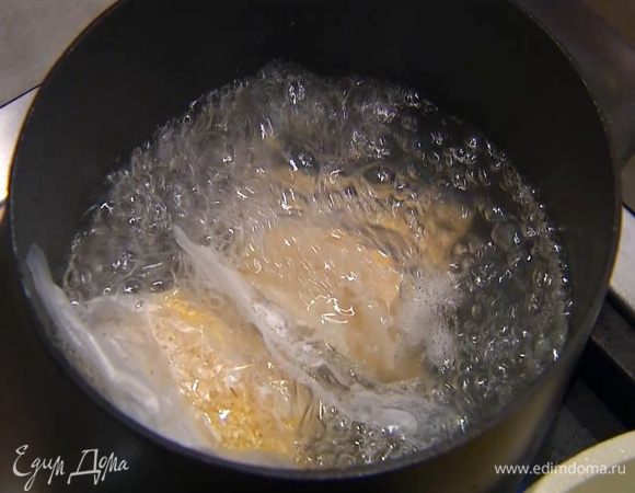 Пшеничку отварить согласно инструкции на упаковке.