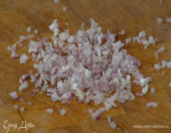 Лук-шалот почистить и мелко порубить.