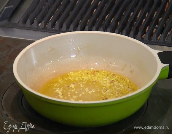 Приготовить соус: разогреть в сковороде оливковое масло, выложить лук, перемешать и снять сковороду с огня, чтобы лук не сгорел.