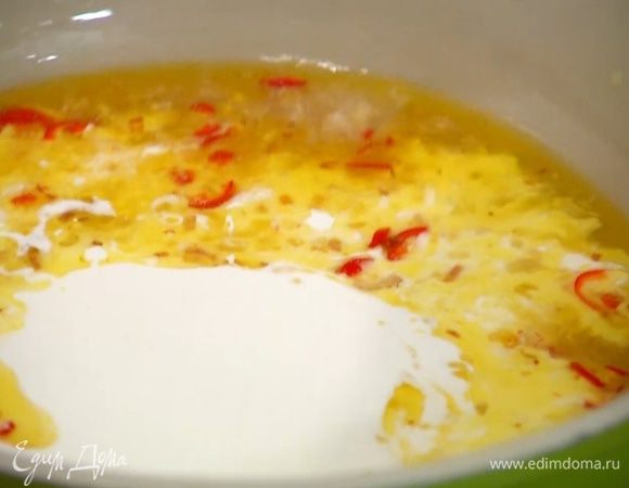 Перец чили, удалив семена, нарезать тонкими полосками и добавить к луку с чесноком, затем вернуть сковороду на огонь, все посолить, влить сливки и половину белого вина и снять с огня.