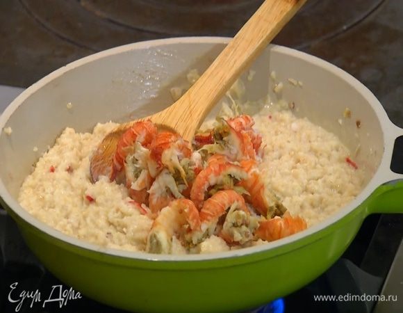 Отваренных раков почистить, шейки вынуть, добавить их к пшеничке с соусом, перемешать.