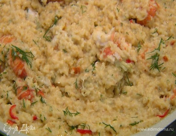 Оставшийся укроп мелко порубить, добавить в сковороду, все перемешать и выключить огонь.