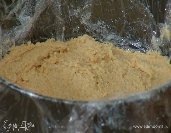 Приготовить корж: печенье измельчить в блендере в мелкую крошку, добавить предварительно размягченное сливочное масло и взбить все в однородную массу, затем тонким слоем выложить в форму и отправить в морозильник.