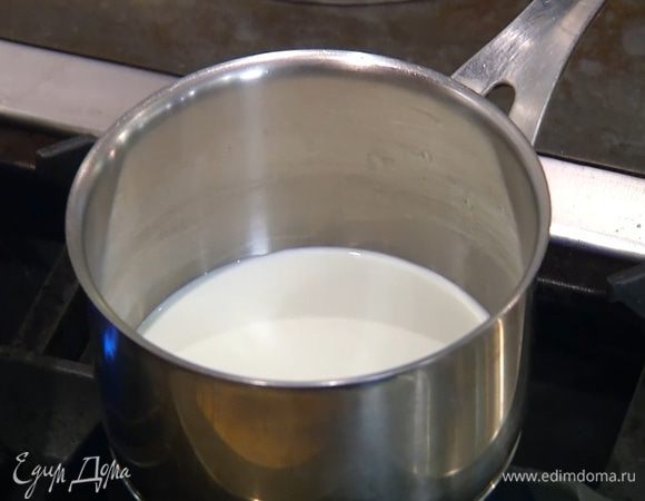 В небольшой кастрюле слегка подогреть 50 мл нежирных сливок, добавить желатин, перемешать и дать ему полностью раствориться, затем влить оставшиеся нежирные сливки и все перемешать.