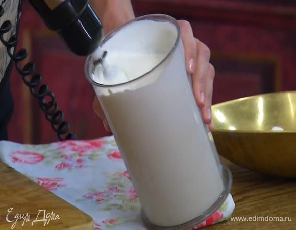 Жирные сливки взбивать блендером с насадкой-венчиком 1–2 минуты, затем добавить половину сахарной пудры и продолжить взбивать до увеличения объема в два раза.