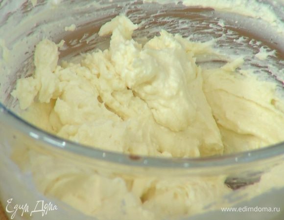 Творог соединить со сметаной и оставшейся пудрой, перемешать все венчиком.