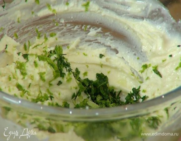 В творожно-сметанную массу добавить измельченный базилик, цедру и сок лайма и все вымешать.