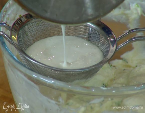 Сливки с желатином еще раз перемешать (если остались комочки, процедить через сито) и смешать с творожно-сметанной массой.