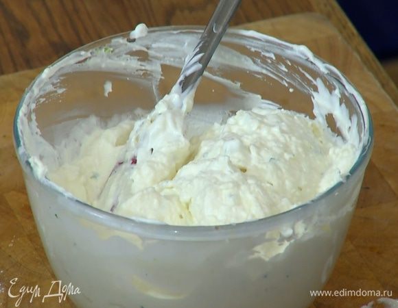 Взбитые жирные сливки в два приема вмешать в творожную массу.