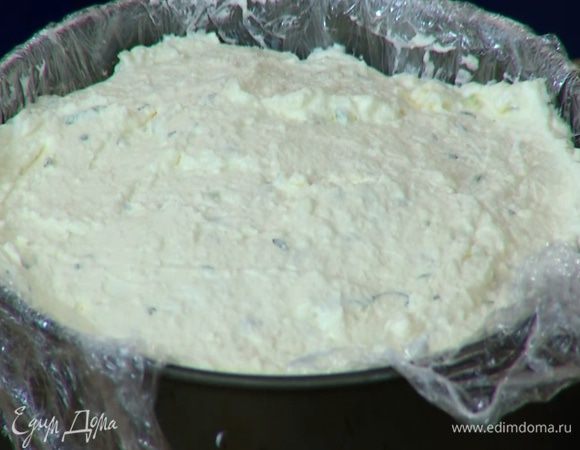 Форму с охлажденным коржом вынуть из морозилки, сверху равномерно выложить творожную начинку и отправить чизкейк в холодильник на пару часов.