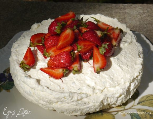 Охлажденный чизкейк вынуть из формы и украсить клубникой.