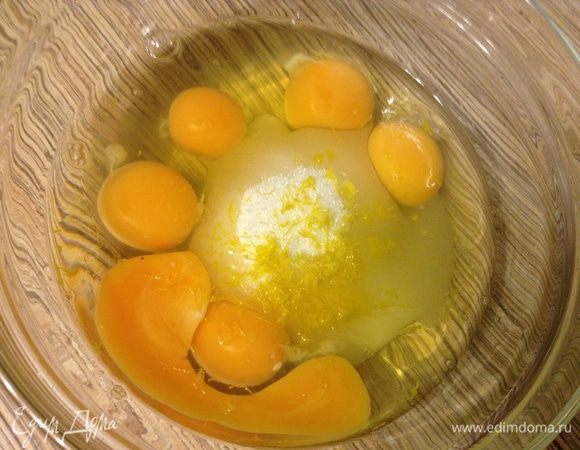 Бисквит: соединить яйца сахар и цедру. 