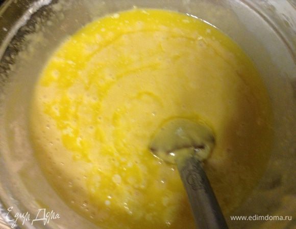 Масло растопить, дать остыть, добавить в тесто.