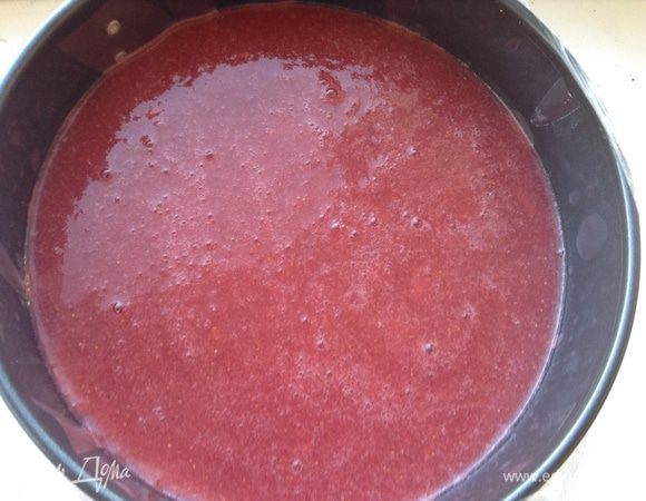 Желе: сложить в сотейник клубнику, сахар, воду, довести до кипения, пробить блендером, добавить заранее замоченный желатин, дать остыть. Залить сверху коржа, поставить в холодильник на 15 минут.