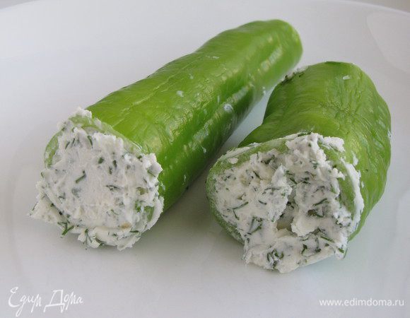 Перец вымыть, удалить семена. Нафаршировать творожной начинкой. Если перец слишком длинный, то можно его разрезать пополам, чтобы удобнее было фаршировать. Убрать перец в холодильник.