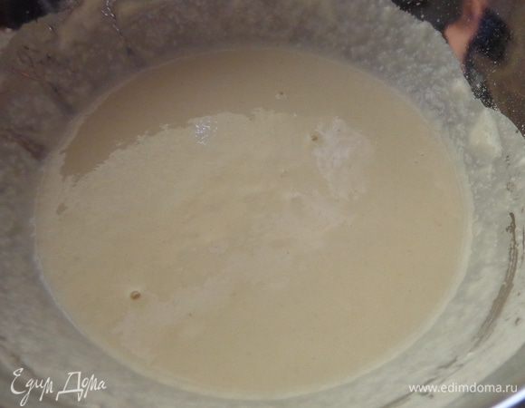 Влить воду. Все тщательно размешать венчиком. Получится довольно жидкое тесто.