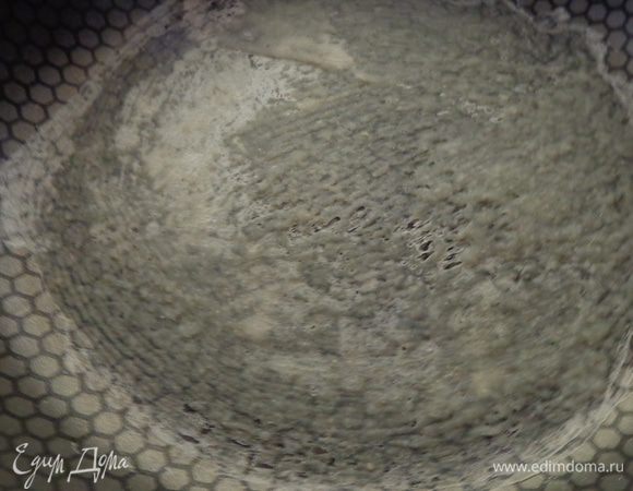 На маленьком огне чуть-чуть подсушить этот слой и тут же кисточкой нанести второй. 