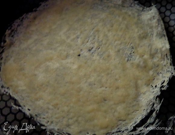 Печь пока края теста не начнут отделяться от сковородки, а тесто не начнет скользить по ней. 