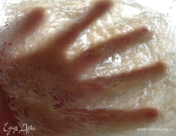 Зажаривать тесто не надо, оно должно быть светлым и очень тонким, кружевным и прозрачным. Готовые "блинчики" укладывать на тарелку, прикрывая их полотенцем, чтобы сохранить гибкость.