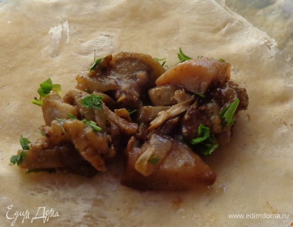 Для несладкой начинки обжарить лук с баклажаном и чесноком, приправить молотым кориандром, зирой, гвоздичкой, острым черным перцем. Посолить по вкусу. Измельчить отварное куриное филе и смешать его с баклажаном.