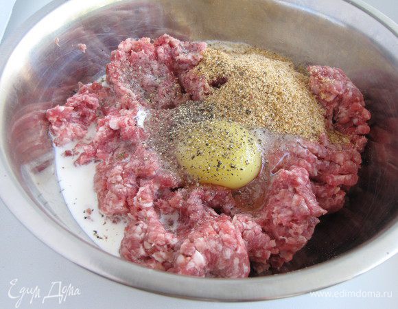 В мясной фарш добавить яйцо, сливки и панировочные сухари. Посолить и поперчить по вкусу. Вымесить массу руками.