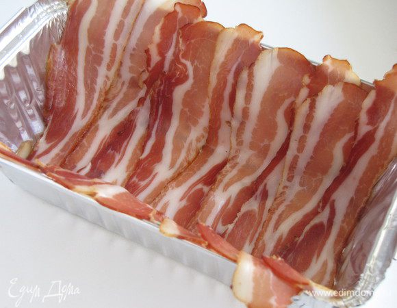 Прямоугольную форму (у меня одноразовая алюминиевая форма) застелить полосками бекона внахлест.