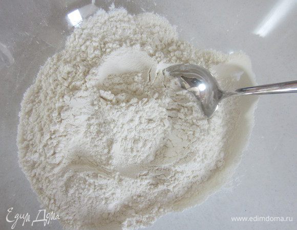 Разогреть духовку до 180 градусов. В миску просеять муку, разрыхлитель и добавить щепотку соли.