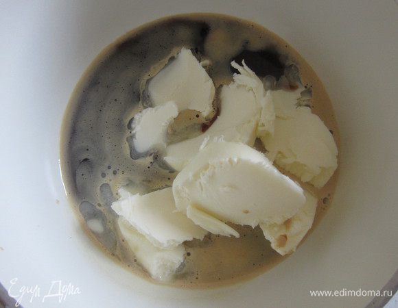 Сварить кофе и растворить в нем сливочное масло. Кофе должен быть горячим.