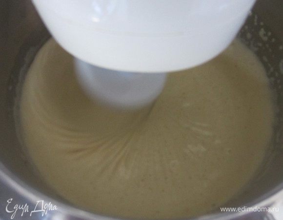Взбить яйца миксером, понемногу добавляя сахар, взбивать около 10 минут.