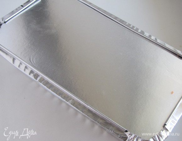 У меня форма была с крышечкой. Закрыть террин крышкой и поставить в разогретую духовку. Выпекать 1 час при 170С.