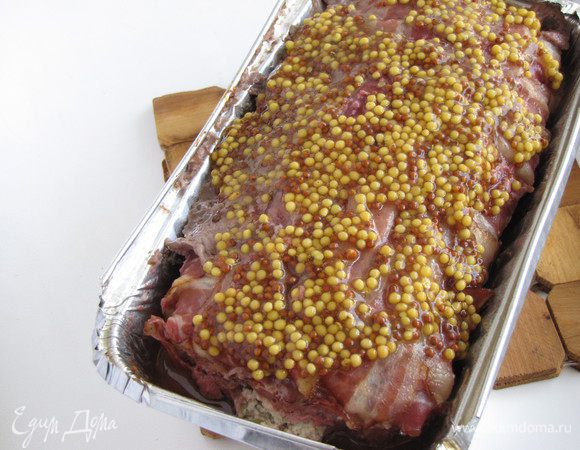 Затем достать террин из духовки, снять крышку и смазать поверхность зерновой горчицей. Снова поставить в духовку на 15 минут.