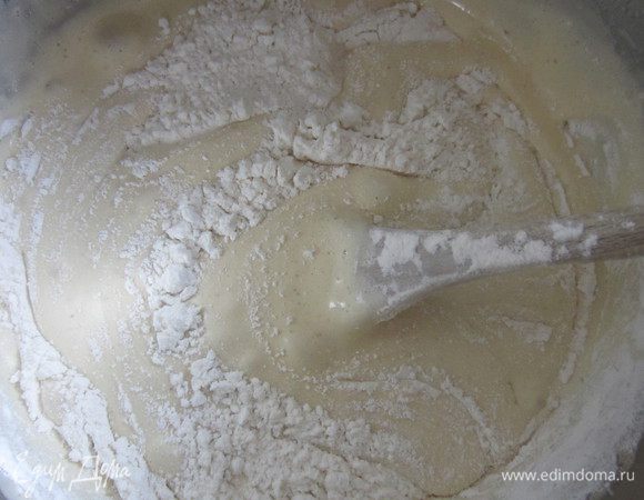 Добавить муку и аккуратно перемешать лопаткой.