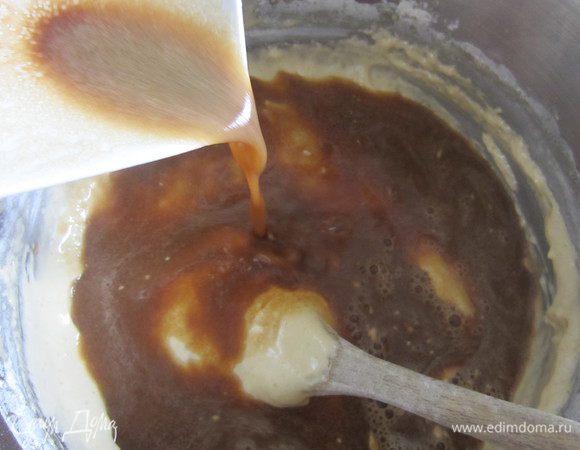 Добавить горячий кофе, перемешать.