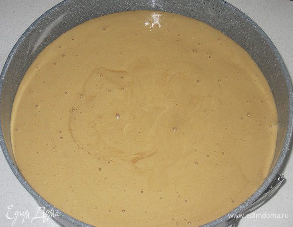 Вылить тесто в форму диаметром 22 см и выпекать в духовке при температуре 170 градусов около 30 минут, готовность проверить деревянной палочкой.