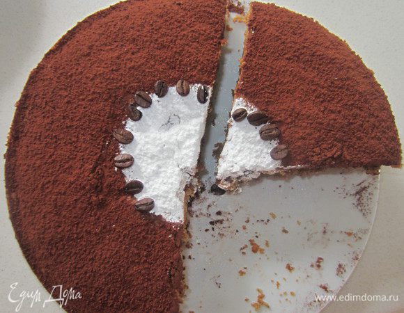 Пирог остудить и посыпать сверху сахарной пудрой и какао.