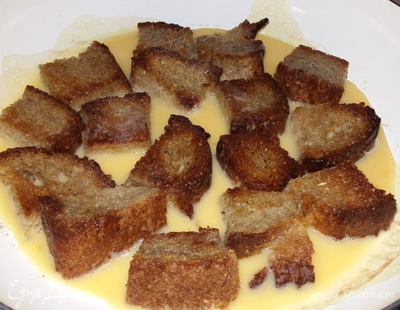 Перевернуть хлеб и залить яичной смесью, убавить огонь и накрыть крышкой.

