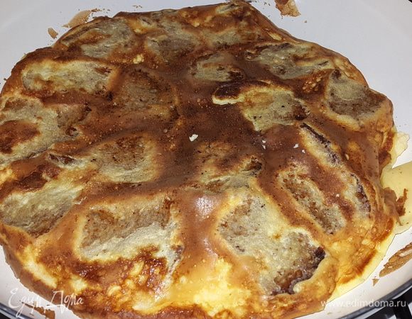 Через 5 минут убрать крышку, аккуратно перевернуть лопаткой наши гренки, поджаривать ещё одну минуту, переложить на тарелку и подавать.