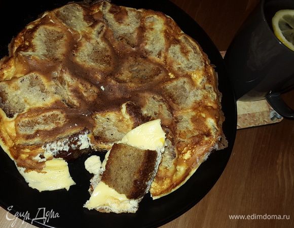 Лучшая компания для таких гренок - это свежезаваренный, черный, в меру сладкий чай с лимоном. 

Гренки удобно есть руками, отрывая кусочки хлеба в омлете.

За последний кусочек обязательно будет спор и кому-то придется уступить)

Приятного аппетита!