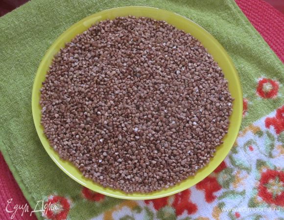 Гречневую крупу перебрать, тщательно промыть в холодной воде.
