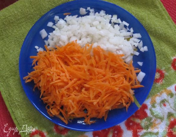 Морковь очистить, натереть на крупной терке. Лук очистить, нарезать мелкими кубиками.