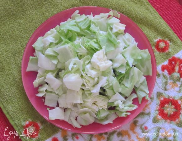 Белокочанную капусту вымыть, нарезать средними кубиками.