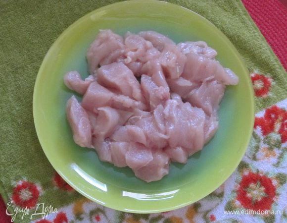 Куриное филе вымыть, нарезать на кусочки среднего размера, посолить и поперчить.