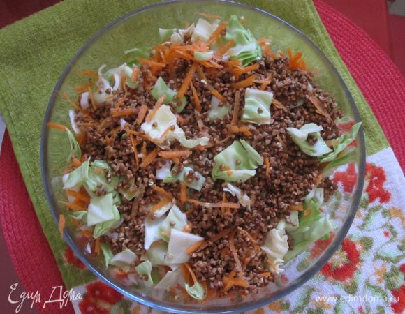 Все нарезанные овощи соединить с гречневой крупой. Посолить и перемешать.