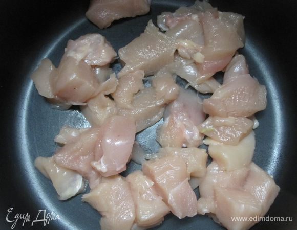 Кусочки курицы выложить в чашу мультиварки.