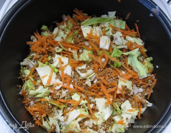 Сверху выложить овощную смесь с гречкой. Залить всё кипятком (его должно быть в 2 раза больше, чем гречки). Включить режим "Тушение" на 40 минут.