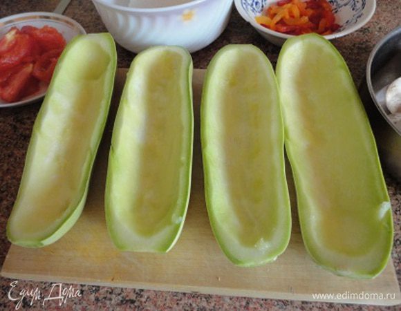 Кабачки разрезать вдоль пополам и удалить сердцевину (я ее использовала в овощном супе).