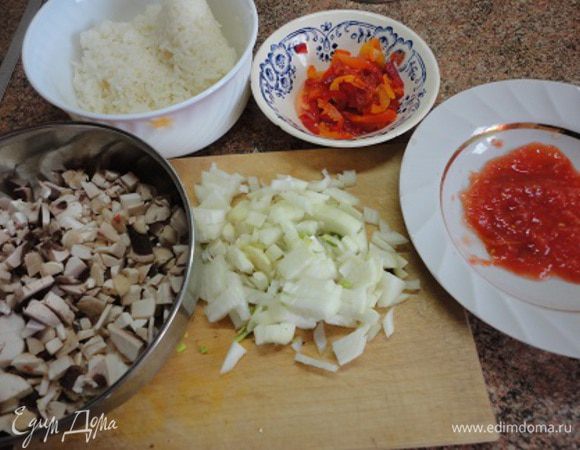 Лук нарезать мелкими кубиками, так же перец и грибы. Сыр натереть на крупной терке, рис отварить до готовности. Вместо томатной пасты я использовала свежие помидоры (лето ведь!). Для этого я очистила их от кожицы, удалила семена, а твердую часть натерла на мелкой терке. Правда позже в соусе они не дали нужного цвета и я еще добавила 1 ч. ложку молотой паприки.
