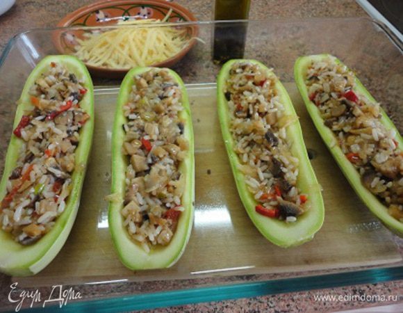 Духовку разогреть до 180-200 градусов. Кабачки уложить в форму для запекания, наполнить фаршем и сбрызнуть растительным маслом. Я для этого случая использую настоянное на розмарине. Запекать 10 минут.