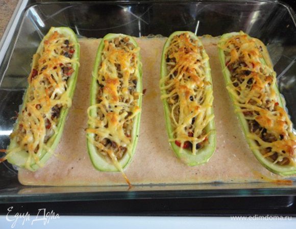 Сметану смешать с протертыми помидорами (+ паприка) или готовой томатной пастой, добавить муку, развести водой (50 - 100 мл), посолить, поперчить.
Залить соус в форму с кабачками, кабачки посыпать тертым сыром и запекать еще 15 минут.