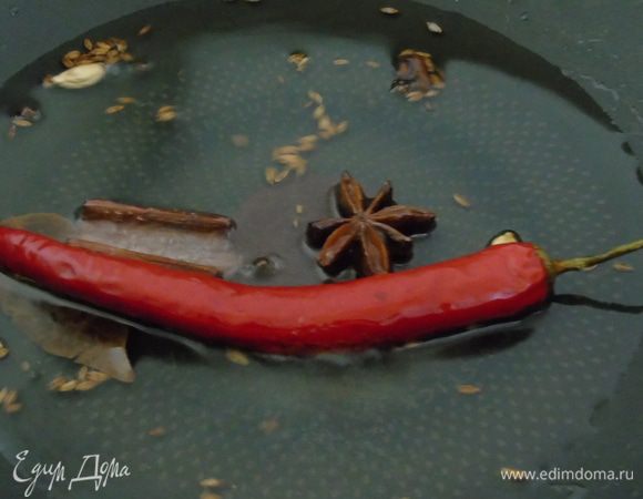 В разогретую сковороду налейте масло и доведите его до кипения. Добавьте приправы и обжаривайте несколько минут.